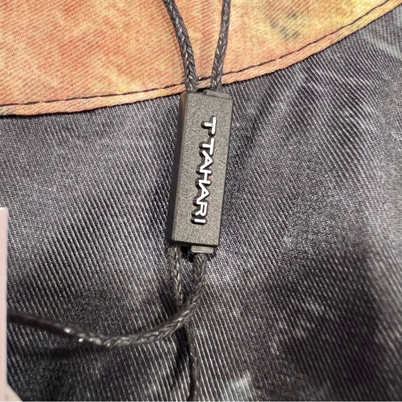 👚SOLD OUT 👚 Tahari Women’s Blouse. Size 3X. Floral Prints. 100% Polyester - Picture 8 of 10